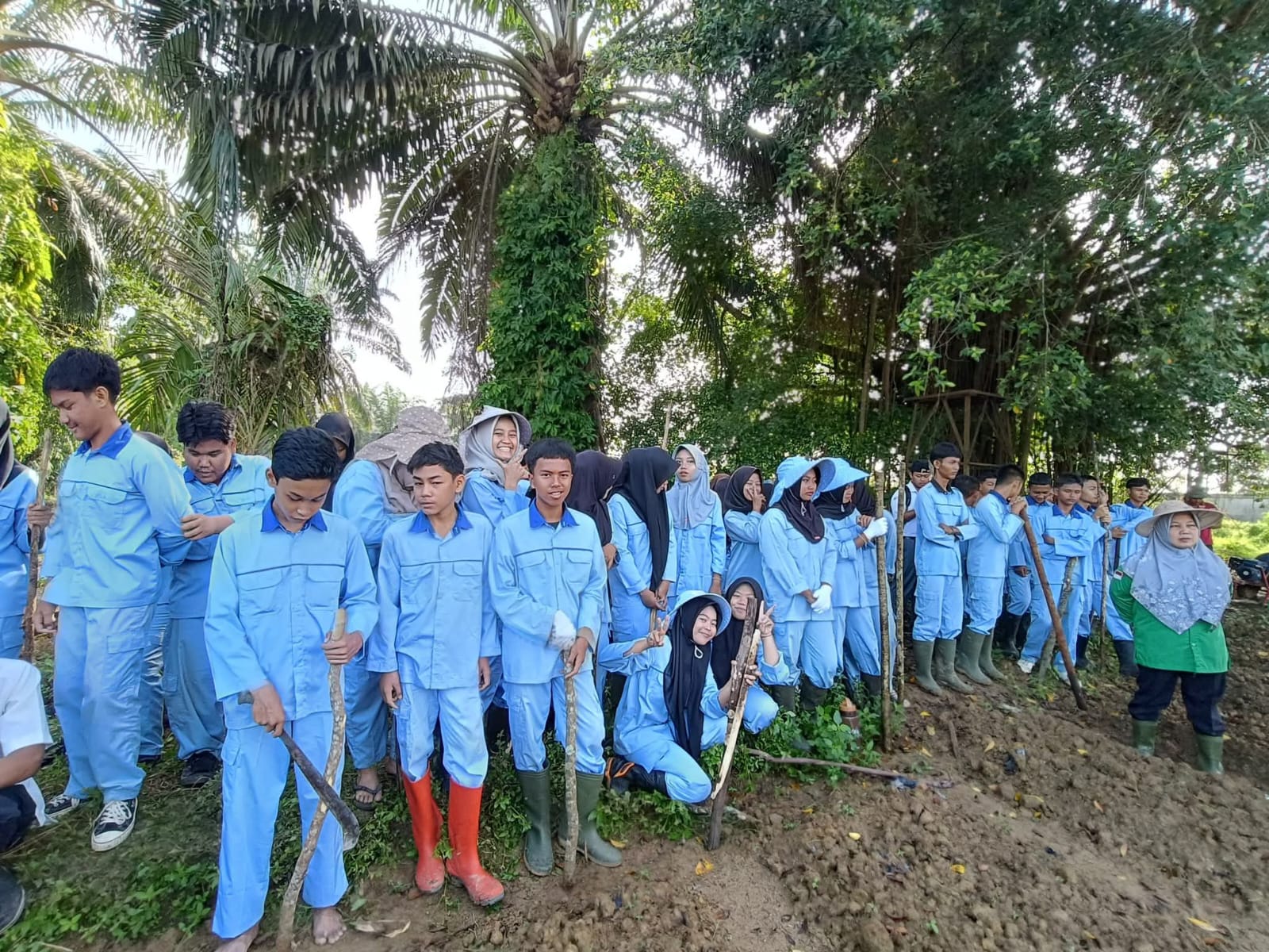 Siswa melakukan praktik pengolahan lahan